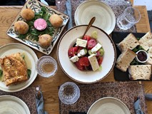 Een tafel vol traditionele mezes!